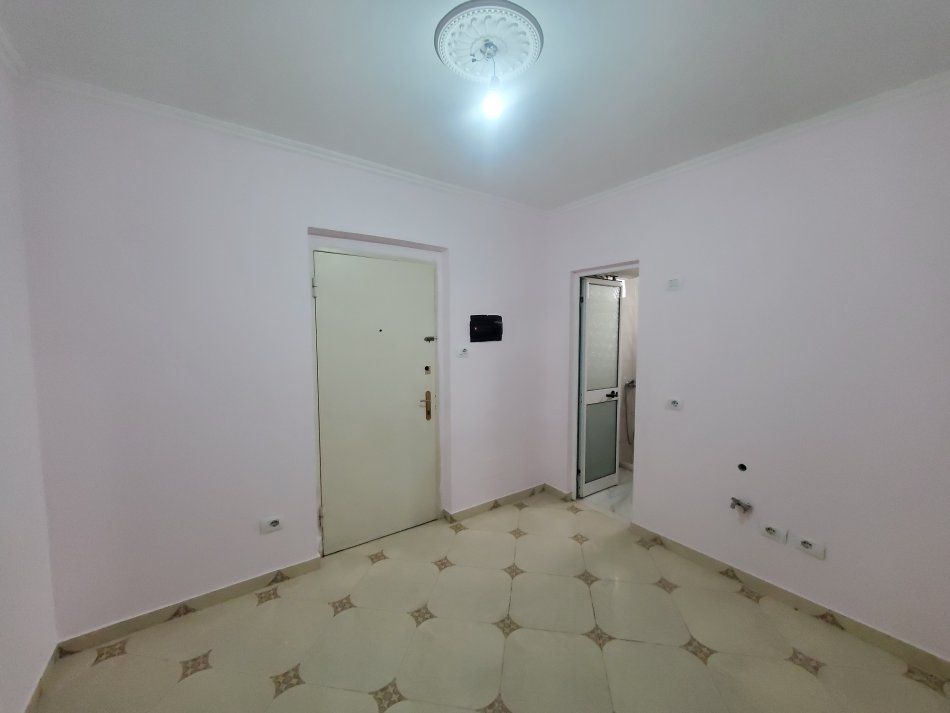 Tirane, shitet apartament 1+1, Kati 1, 55 m² 66,000 € (Rruga &quot;Aleksander Moisiu&quot;)