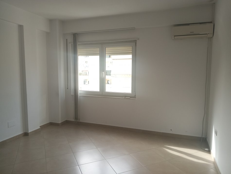 Tirane, shitet apartament 2+1+Ballkon, Kati 6, 687 m² 165,000 € (Tek ATSH Pazari i Ri)