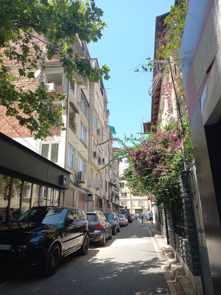 Tirane,Shitet Apartament rinovuar, tip 2+1 me 2-ballkon, banjo, kat4, pallat ekzistus 6kate, sip.82 m², Cmimi140.000€, diskutushëm, në rrugën Myslym Shyri, pranë pastiçeri-lokal SOMEG,10-min në këmbe nga qendra. Tiranë.