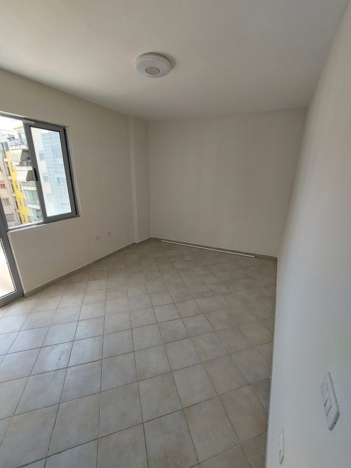 Tirane, jepet me qera apartament 2+1+Ballkon Kati 3, 95 m² 350 € (Shefqet kuka)