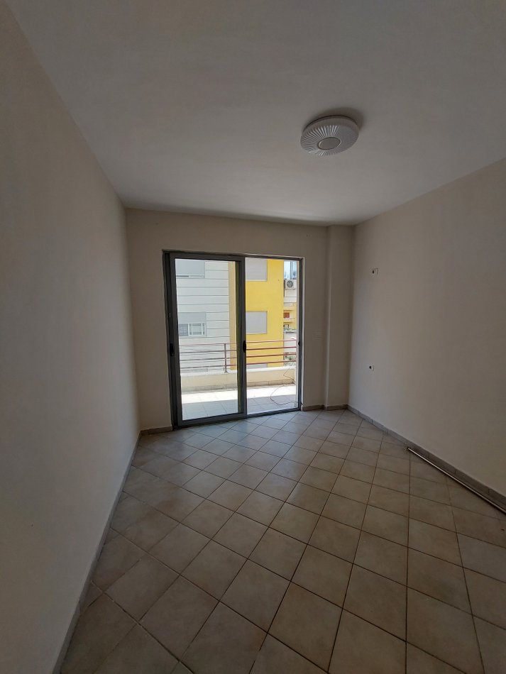 Tirane, jepet me qera apartament 2+1+Ballkon Kati 3, 95 m² 350 € (Shefqet kuka)