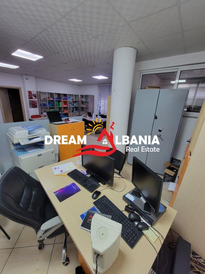 Tirane, jepet me qera zyre Kati 1, 126 m² 1.200 € (Pjeter Bogdani)