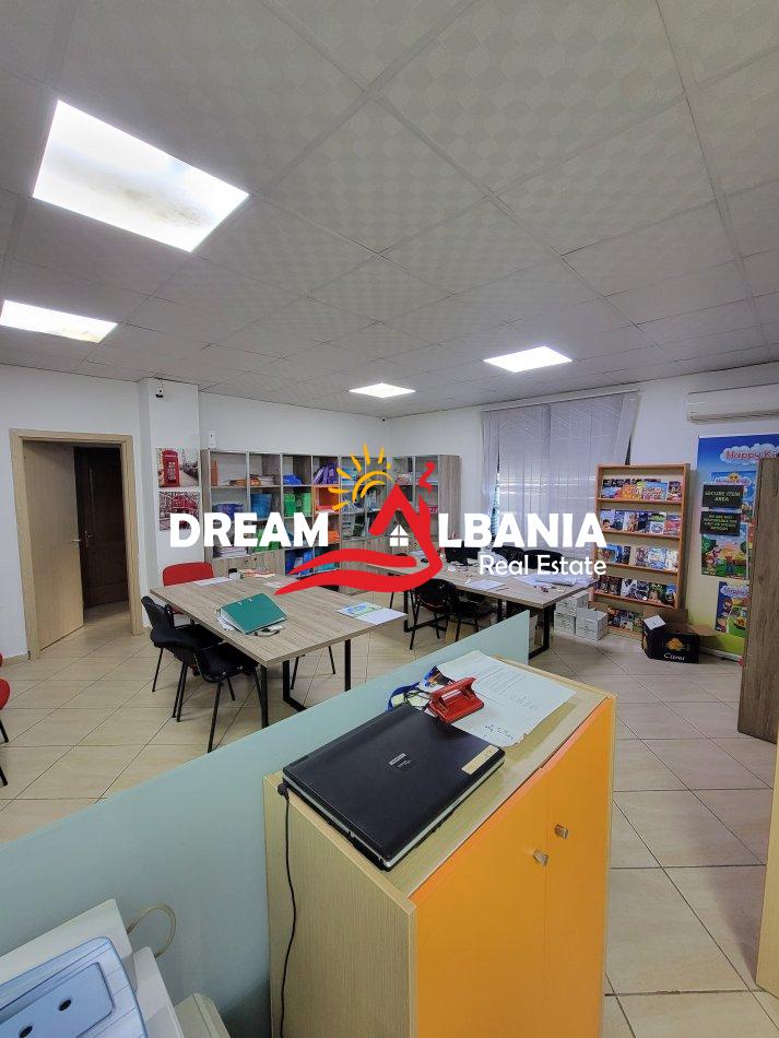Tirane, jepet me qera zyre Kati 1, 126 m² 1.200 € (Pjeter Bogdani)