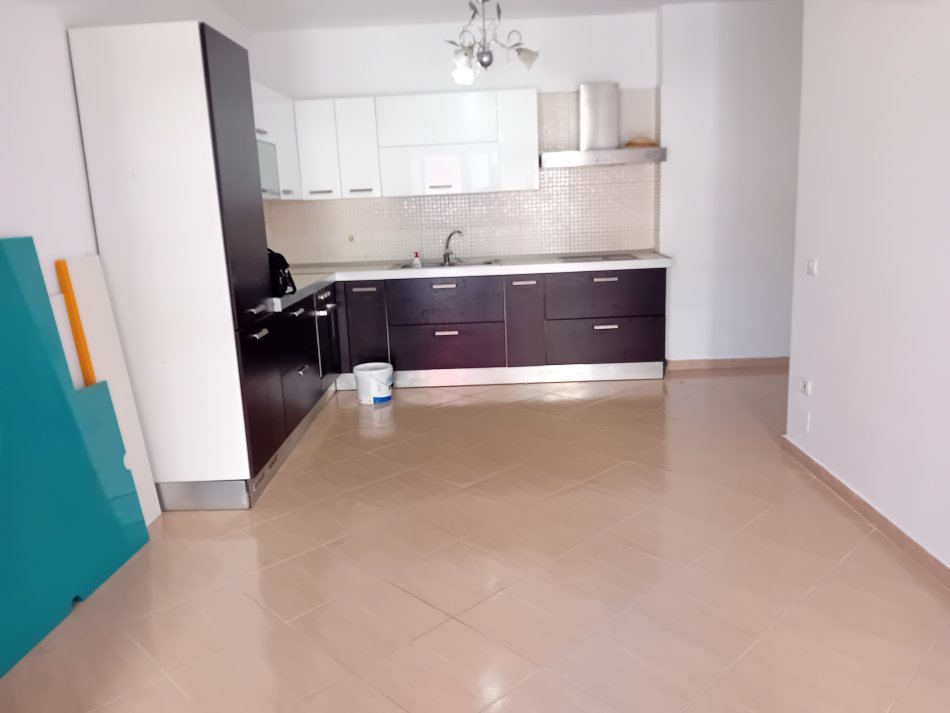 Tirane, Shitet Apartament 2+1 me Hipoteke. Siperfaqe 108 m2. Cmimi 164.000 Euro, i diskutueshem... (Kodra e Diellit, Rruga e Zallit)