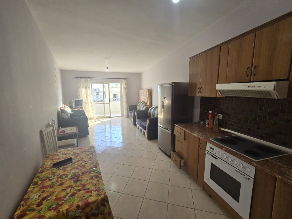 Tirane, jepet me qera apartament 1+1+Ballkon Kati 4, 86 m² 300 € (Fresk)