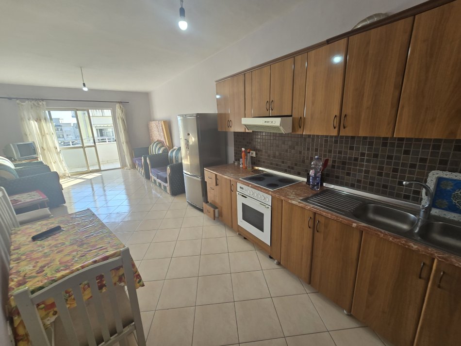 Tirane, jepet me qera apartament 1+1+Ballkon Kati 4, 86 m² 300 € (Fresk)