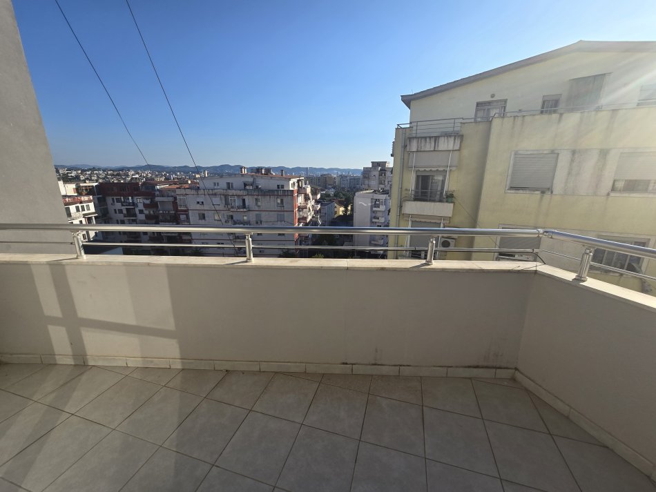 Tirane, jepet me qera apartament 1+1+Ballkon Kati 4, 86 m² 300 € (Fresk)
