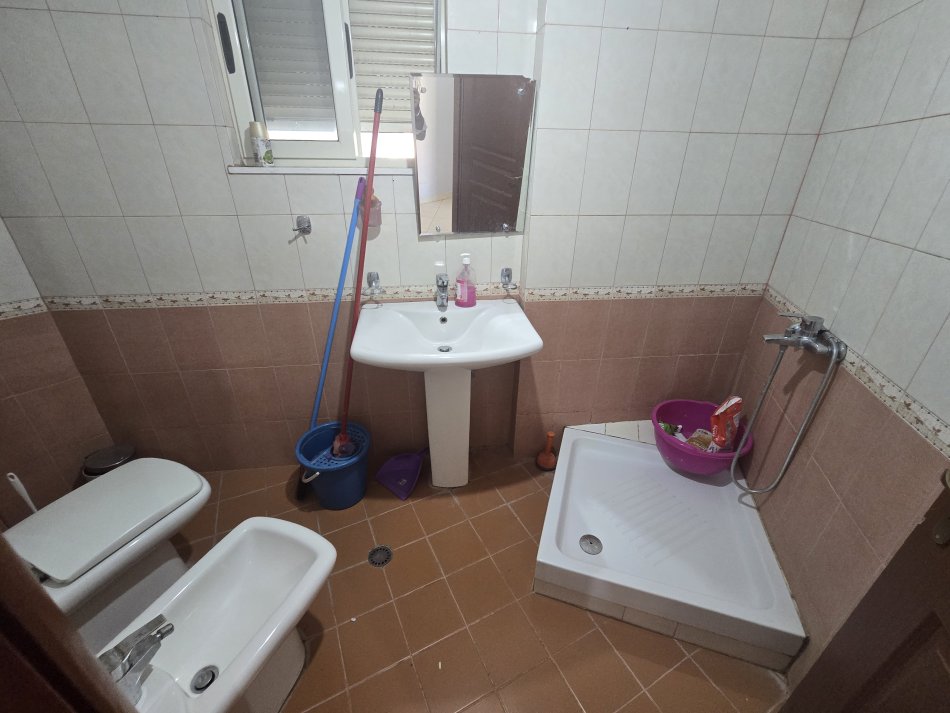 Tirane, jepet me qera apartament 1+1+Ballkon Kati 4, 86 m² 300 € (Fresk)