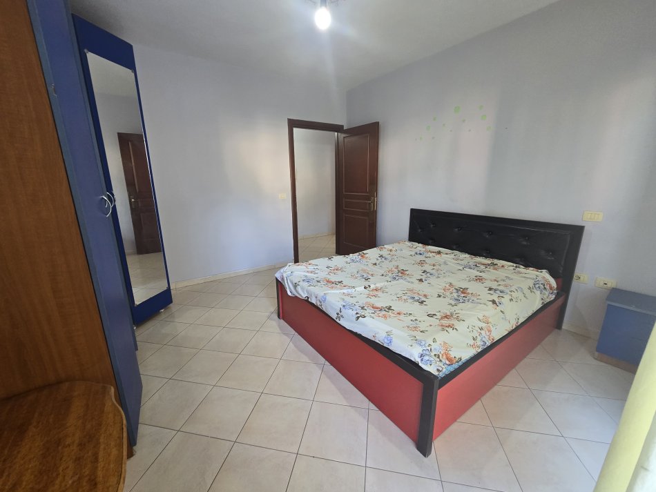Tirane, jepet me qera apartament 1+1+Ballkon Kati 4, 86 m² 300 € (Fresk)