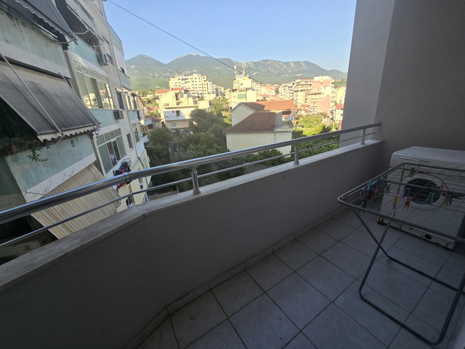 Tirane, jepet me qera apartament 1+1+Ballkon Kati 4, 86 m² 300 € (Fresk)