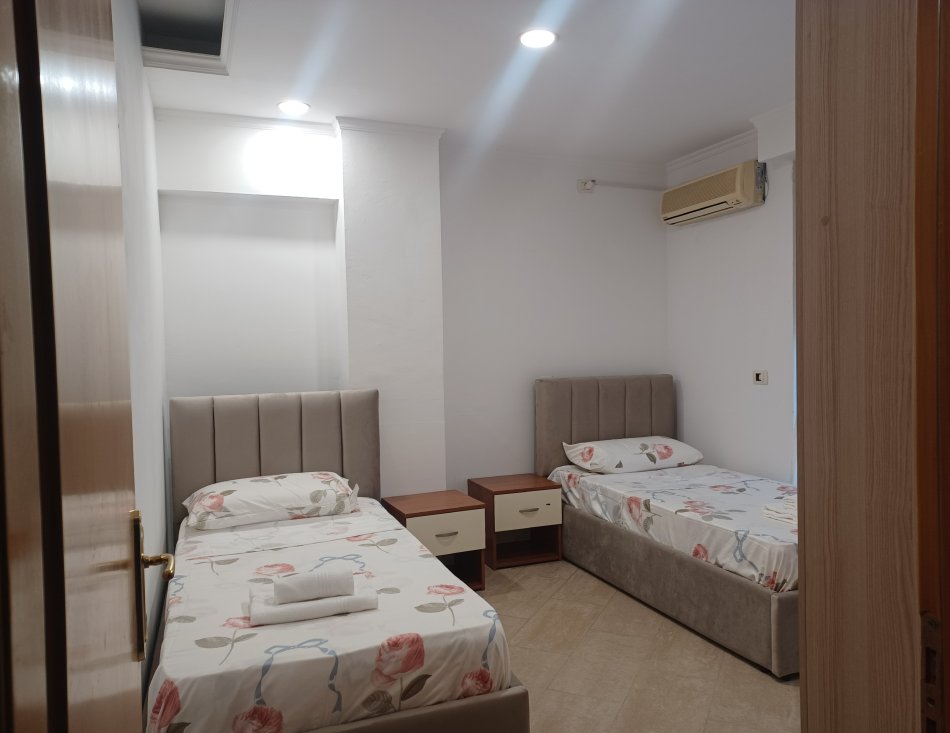 Dyqan (zyre) +Apartament