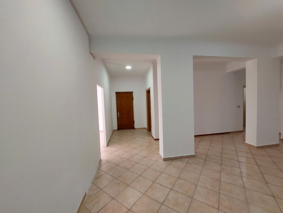 Vlore, jepet me qera ambjent biznesi Kati 2, 70 m² 250 € (Rruga Zaho Koka. Pranë shkollës Jani Minga)