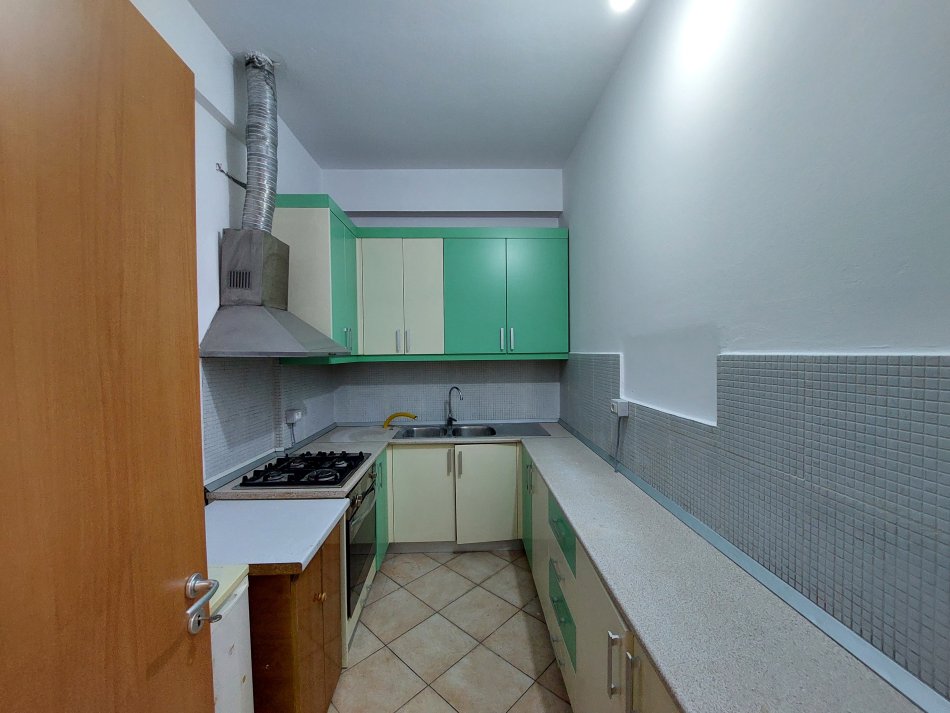 Vlore, jepet me qera ambjent biznesi Kati 2, 70 m² 250 € (Rruga Zaho Koka. Pranë shkollës Jani Minga)