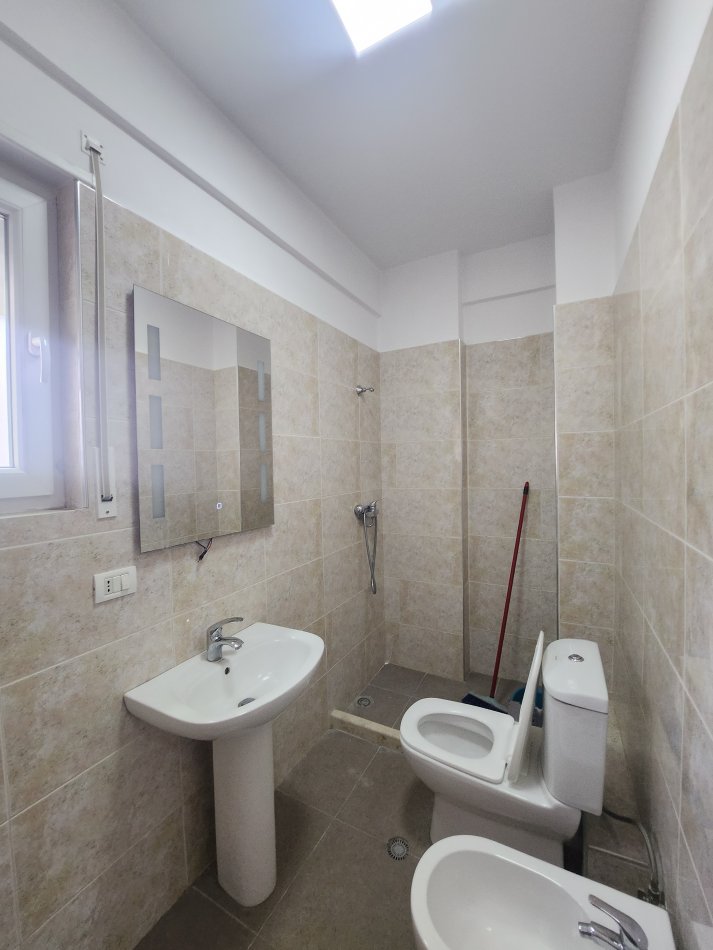 Tirane, jepet me qera apartament 2+1 Kati 3, 120 m² 500 € (Kopshti Botanik)