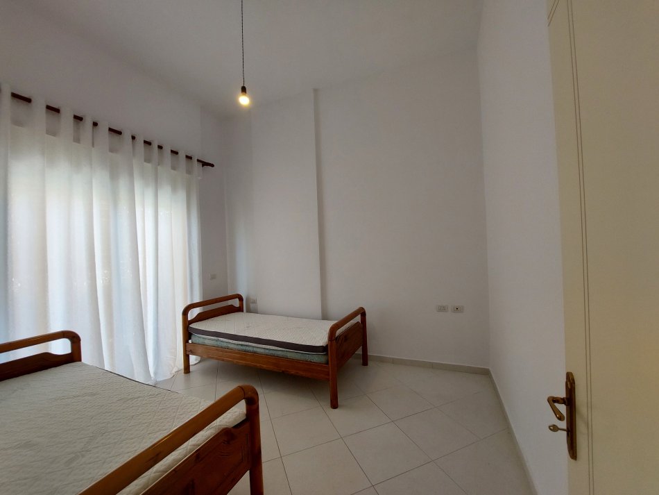 Vlore, jepet me qera apartament 2+1+Ballkon Kati 1, 99 m² 300 € (Skelë)