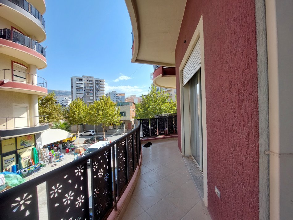 Vlore, jepet me qera apartament 2+1+Ballkon Kati 1, 99 m² 300 € (Skelë)