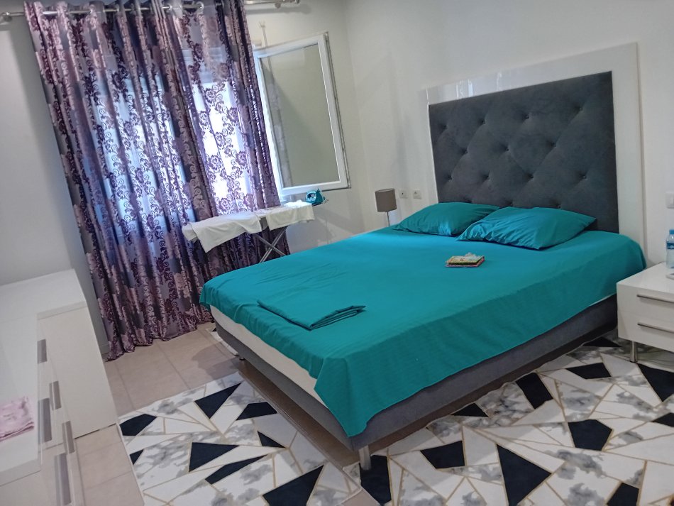 Tirane, Kodra e Diellit Rruga Rrapo Hekali. Shitet Super Apartament 1+1 me Hipoteke. Sip 73 m2 cmimi 140.000 Euro.