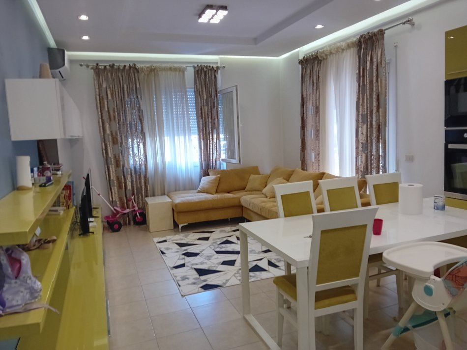 Tirane, Kodra e Diellit Rruga Rrapo Hekali. Shitet Super Apartament 1+1 me Hipoteke. Sip 73 m2 cmimi 140.000 Euro.
