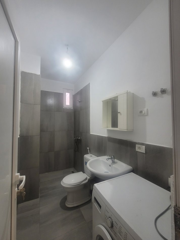 Tirane, jepet me qera Vile 1+1 , 40 m² 250 € (Kasem Qafzezi)
