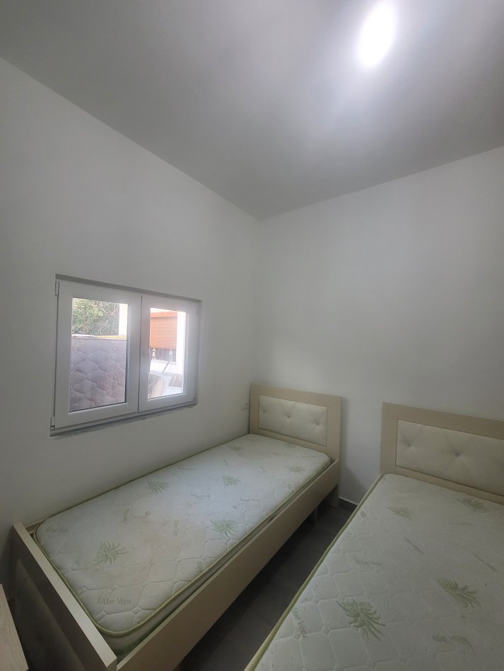 Tirane, jepet me qera Vile 1+1 , 40 m² 250 € (Kasem Qafzezi)