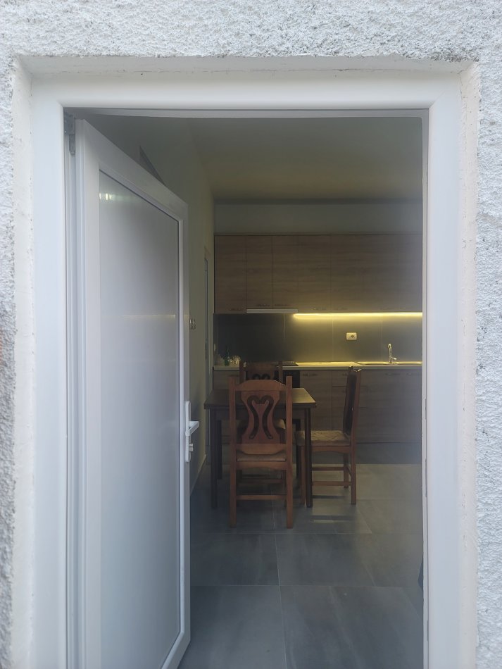 Tirane, jepet me qera Vile 1+1 , 40 m² 250 € (Kasem Qafzezi)
