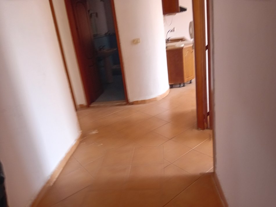 Tirane, Komuna e Parisit. Rruga Medar Shtylla prane Lulishtes. Shitet Apartament 2+1 me Hipotek .Sip 95 m2 . Cmimi 175.000 Euro .