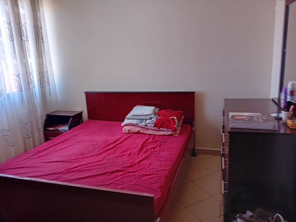 Tiaran.Kodra e Diellit. Rruga Rrapo Hekali.Shitet Apartament 1+1 i adoptuar ne 2+1me hipotek. Cmimi 103.000 euro.