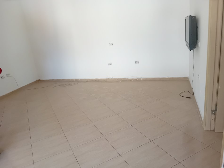 Tirane, tek Zogu i Zi Shitet Apartament 2+1 me Hipotek dhe Planimetri te rregullt. Sip 105 m2. Cmimi 194.000 Euro