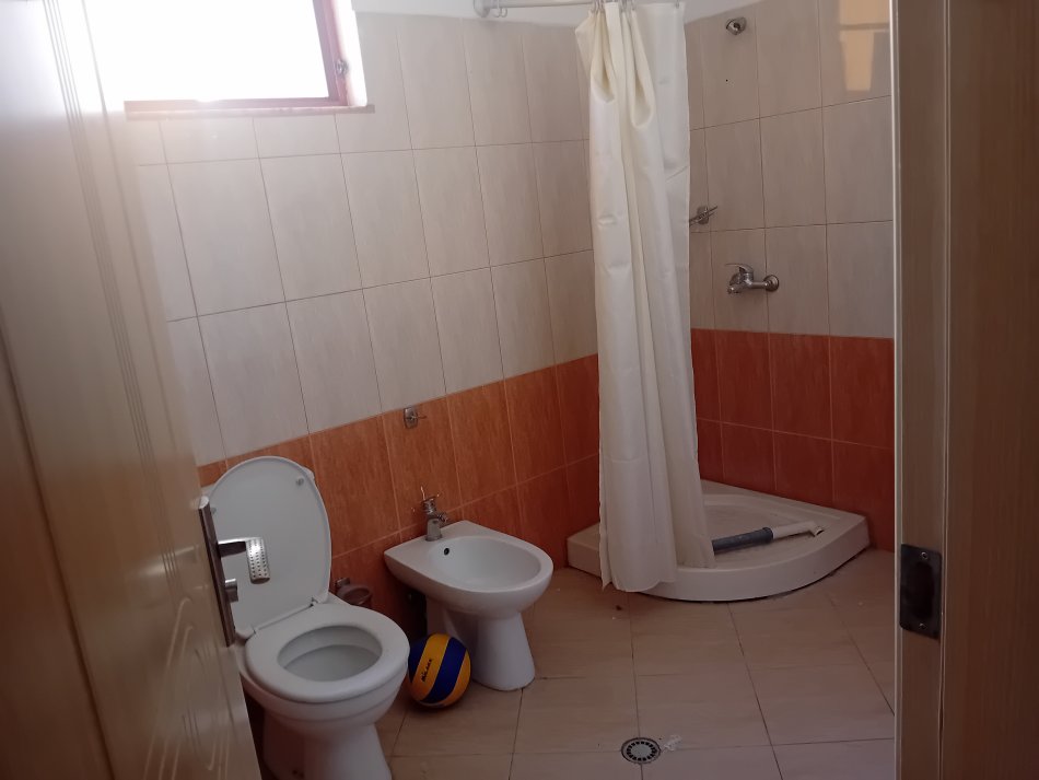 Tirane, tek Zogu i Zi Shitet Apartament 2+1 me Hipotek dhe Planimetri te rregullt. Sip 105 m2. Cmimi 194.000 Euro