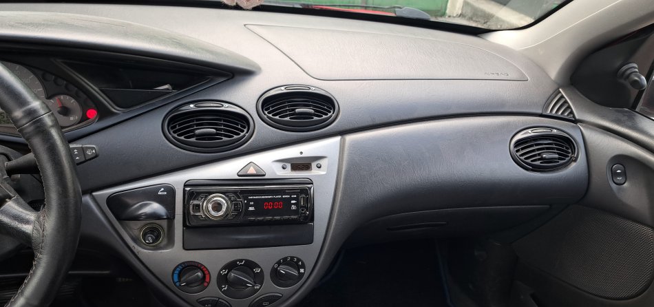 Tirane, shes makine Ford Focus Benzin, e kuqe manuale Kondicioner 194.000 Km për 1.800 €