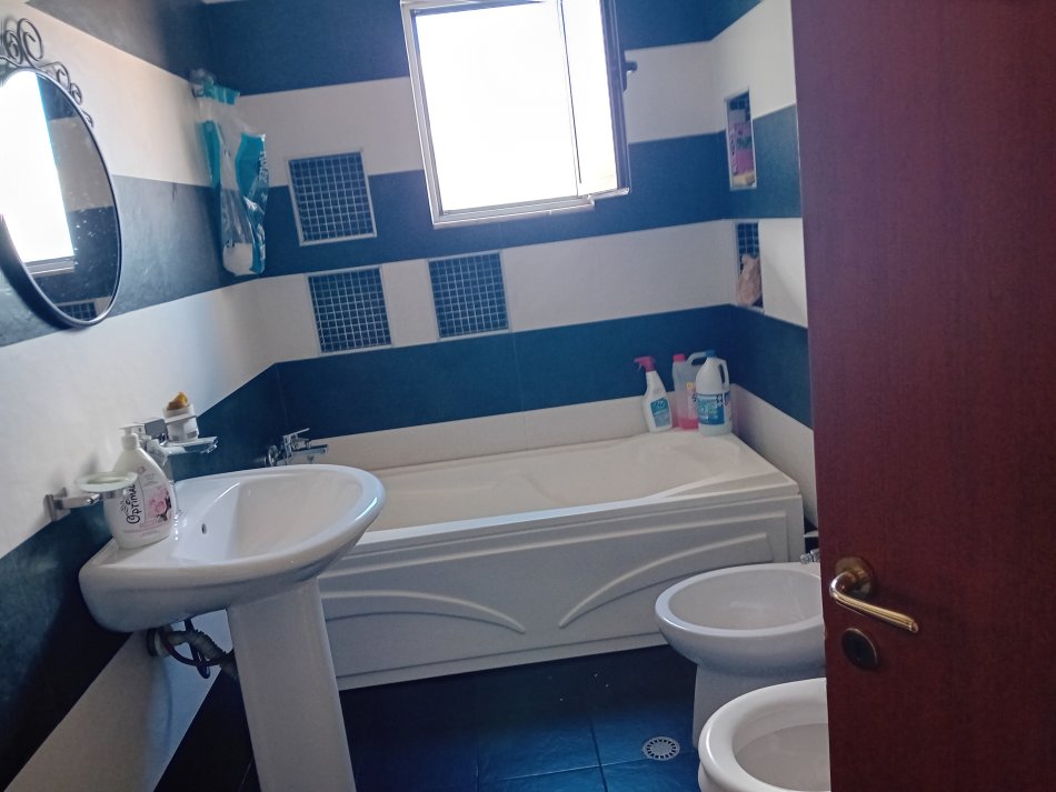 Komuna e Parisit Afer qendres Kristal. Shitet Apartament 1+1 me hipotek. Sip 87m2. Cmimi 148.000 Euro i disk.)