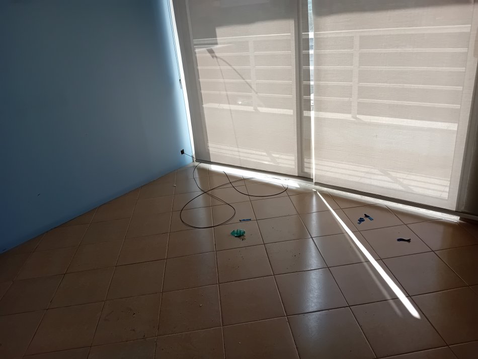 Komuna e Parisit Afer qendres Kristal. Shitet Apartament 1+1 me hipotek. Sip 87m2. Cmimi 148.000 Euro i disk.)