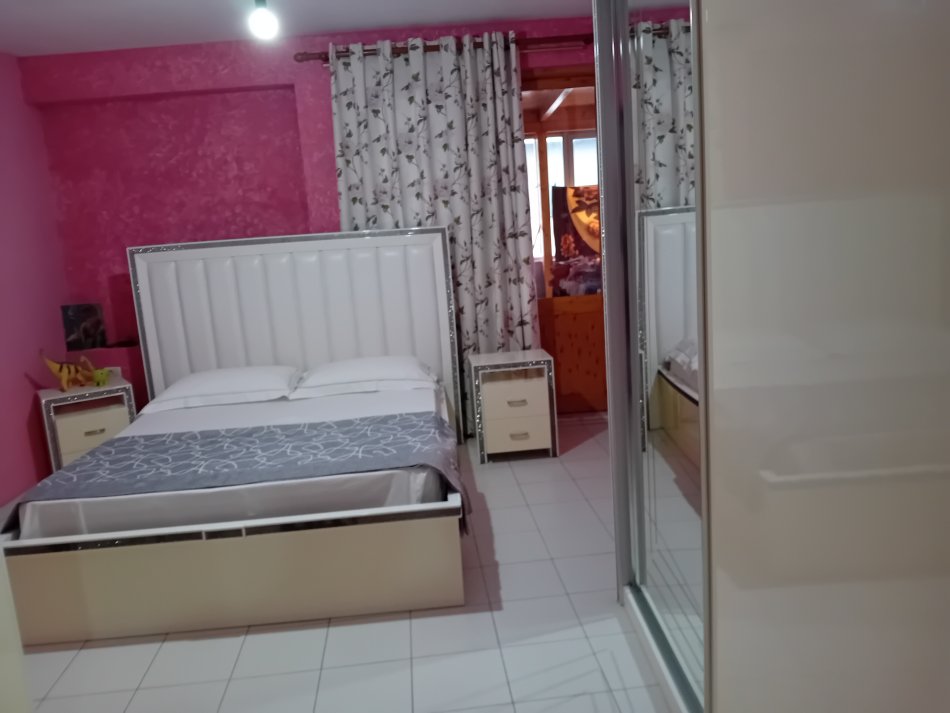 Tirane, Shitet Apt 2+1+2  Sip 171 m². Me Hipotek. Sip Apartamentit 106 m2 + verand 65 m2. Cmimi 149.500 Euro. ( Yzberisht afer Nela 6)