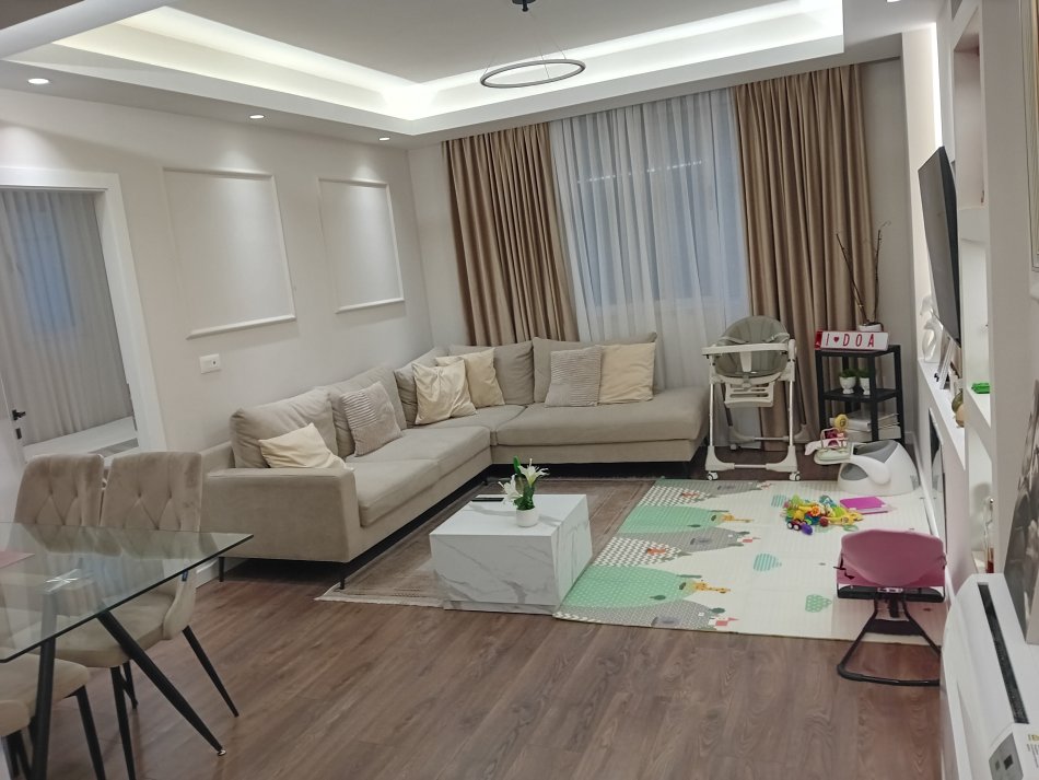 Kodra e Diellit. Rruga Rrapo Hekali. Shitet Apartament  2+1me Hipotek. Sip 90 m2 . Cmimi 200.000 Euro i disk.)