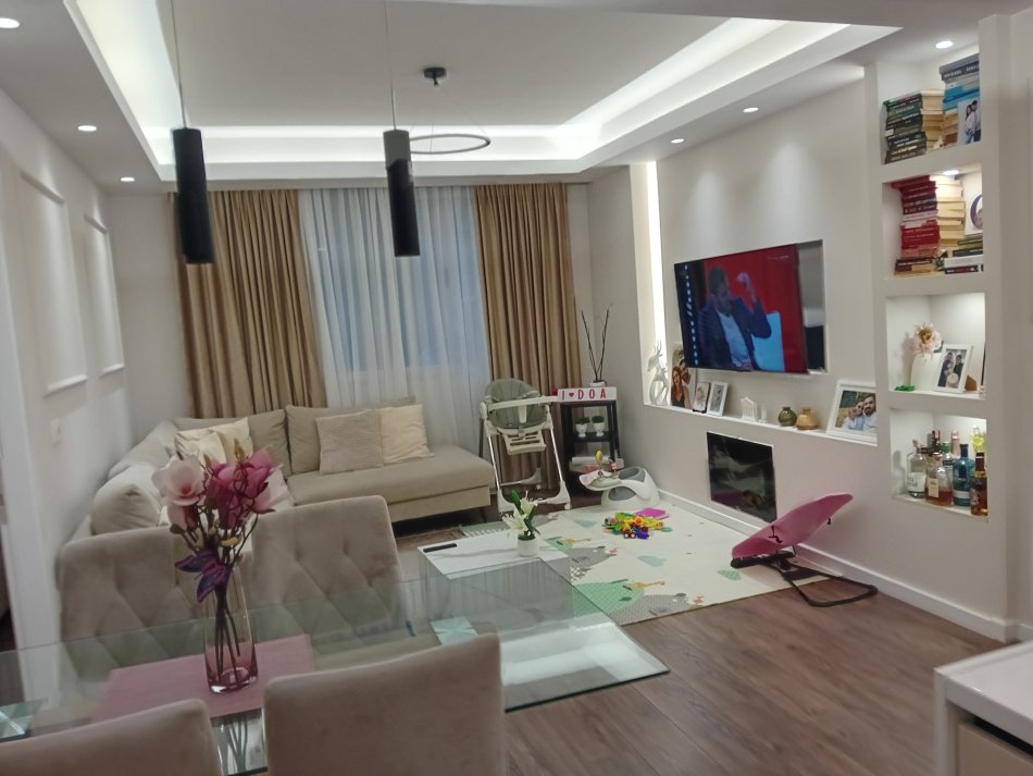Kodra e Diellit. Rruga Rrapo Hekali. Shitet Apartament  2+1me Hipotek. Sip 90 m2 . Cmimi 200.000 Euro i disk.)
