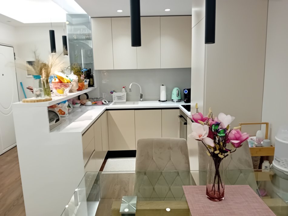 Kodra e Diellit. Rruga Rrapo Hekali. Shitet Apartament  2+1me Hipotek. Sip 90 m2 . Cmimi 200.000 Euro i disk.)