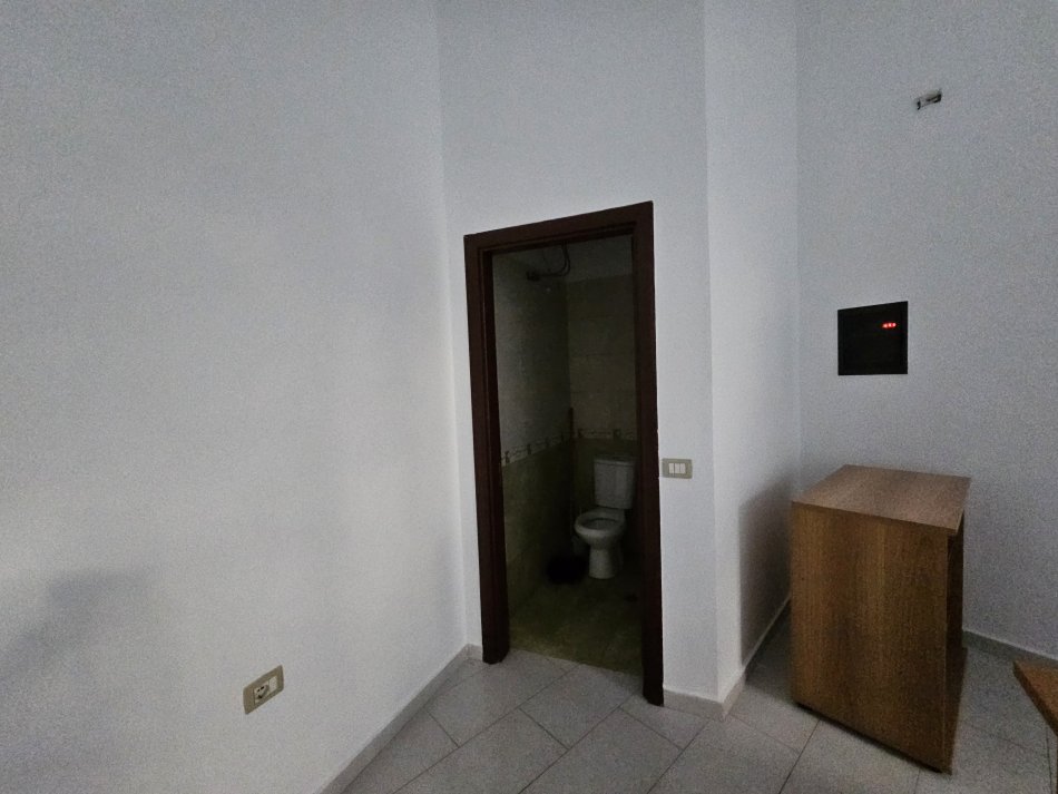 Tirane, shitet dyqan Kati 0, 32 m² 95.000 € (Rruga Haxhi Hysen Dalliu)
