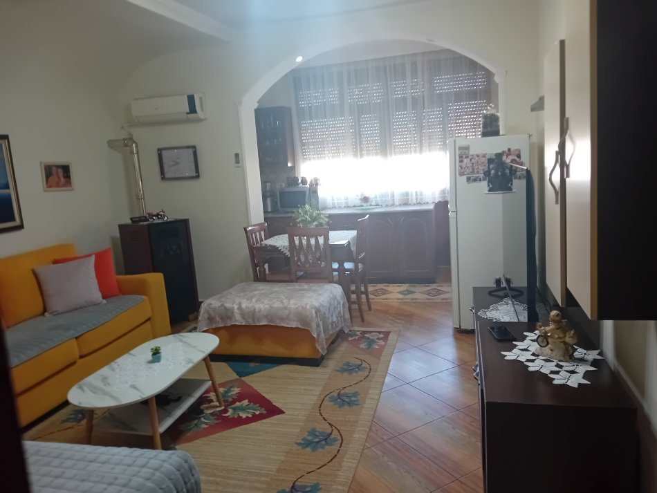 Tirane, 21 Dhjetori. Shitet Apatrament 2+1 me Hipotek. Sip 75 m2. Cmimi 145.000 Euro .