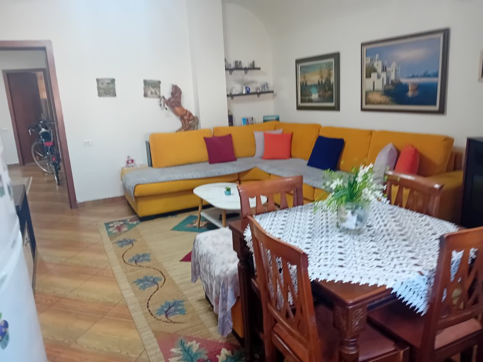 Tirane, 21 Dhjetori. Shitet Apatrament 2+1 me Hipotek. Sip 75 m2. Cmimi 145.000 Euro .