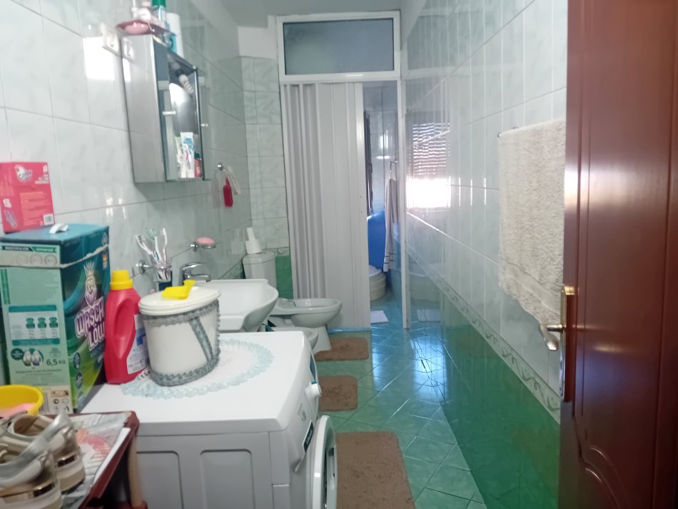 Tirane, 21 Dhjetori. Shitet Apatrament 2+1 me Hipotek. Sip 75 m2. Cmimi 145.000 Euro .