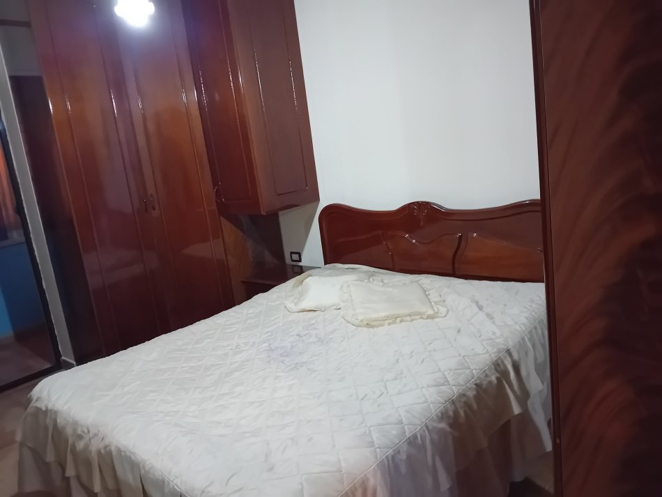 Tirane, shitet apartament 2+1 Hipotek. Kati 3. Sip 108 m². Cmimi 320.000 Euro i disk (Bllok. Afer pallateve Agimi).