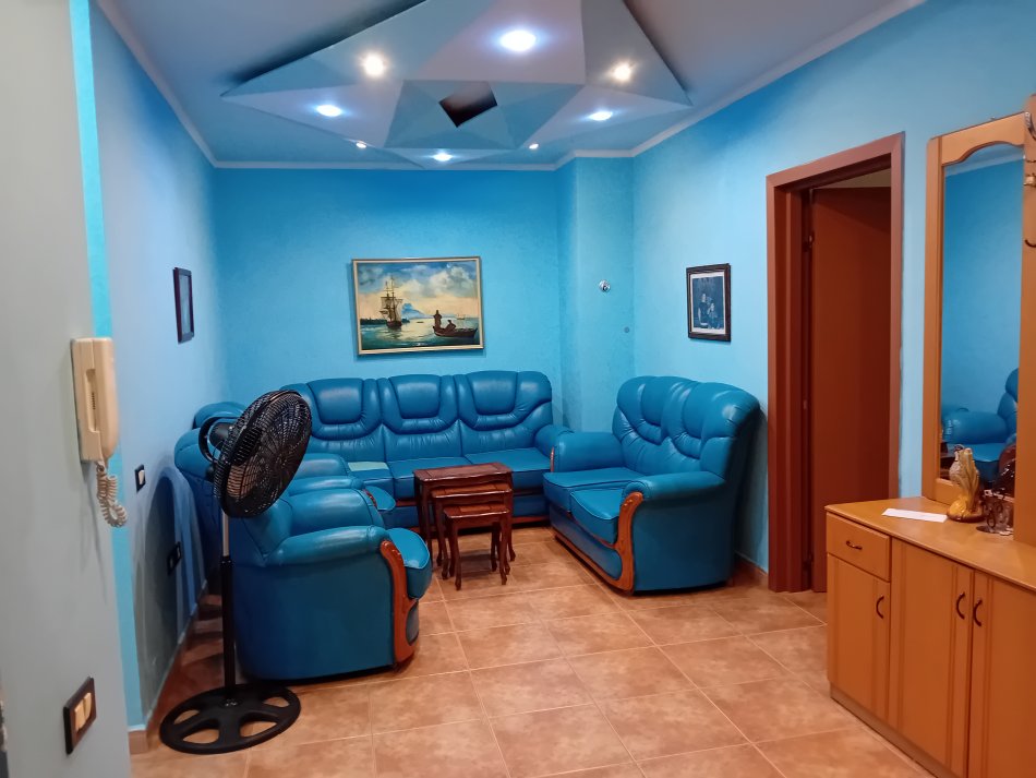 Tirane, shitet apartament 2+1 Hipotek. Kati 3. Sip 108 m². Cmimi 320.000 Euro i disk (Bllok. Afer pallateve Agimi).
