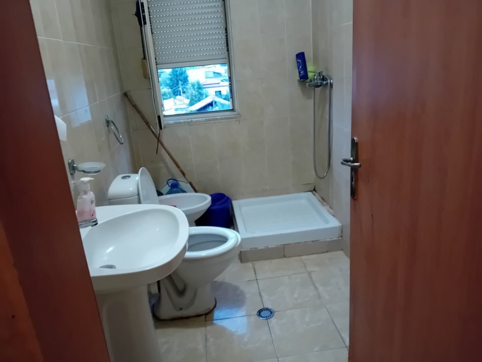 Tirane,  Shitet Garzoniere e adoptuar ne 1+1. me Hipotek. Sip 34 m2. Cmimi 7.000.000 Leke. ( Mbas Harry Fultz)