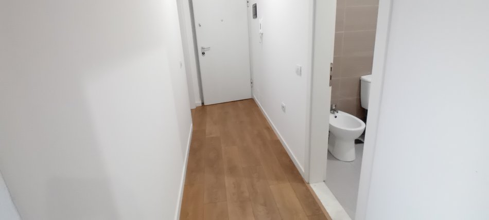 Komuna e Parisit. Rruga Robert Zhvarc. Shitet Apartament 1+1 me Hipotek. Sip 67 m2. Cmimi 155.000 Euro i disk.)