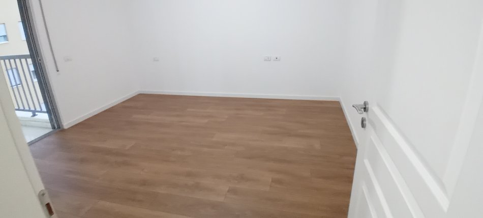 Komuna e Parisit. Rruga Robert Zhvarc. Shitet Apartament 1+1 me Hipotek. Sip 67 m2. Cmimi 155.000 Euro i disk.)