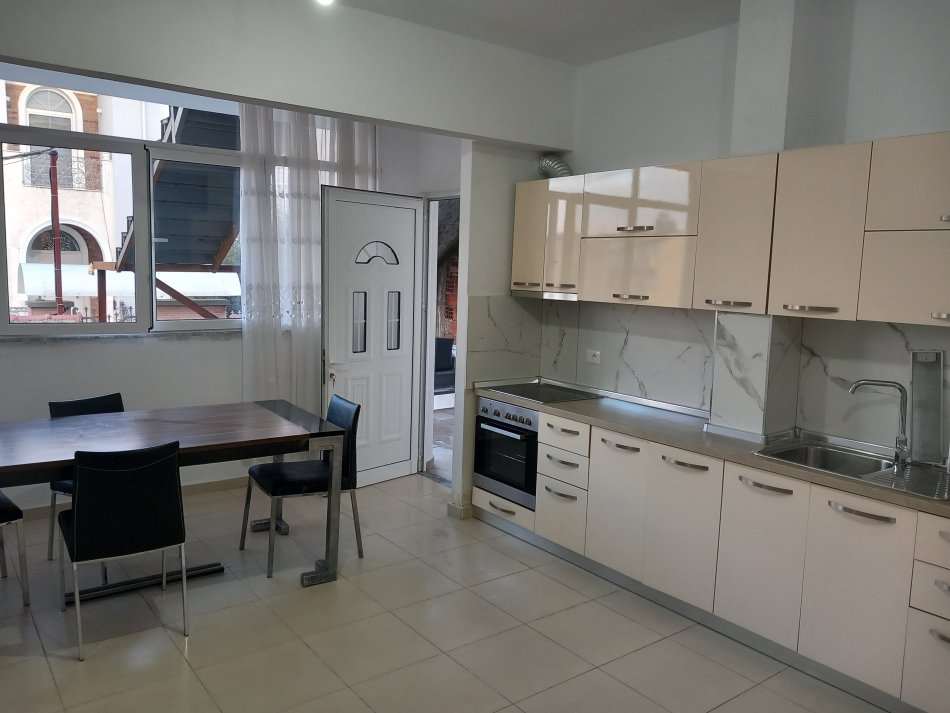Tirane, jepet me qera apartament 3+1+Ballkon Kati 2, 75 m² 360€