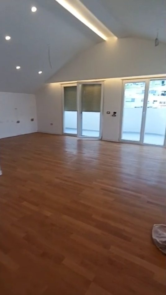 Tirane, shes apartament Papafingo, 3+1+ parkim, Kati 4, 170 m² 300.000 € (SHKOLLA E KUQE)