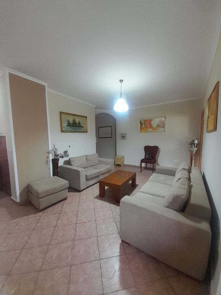 Tirane, jepet me qera apartament 2+1+Ballkon Kati 3, 87 m² 500 € (Rruga Ferit Xhajko)