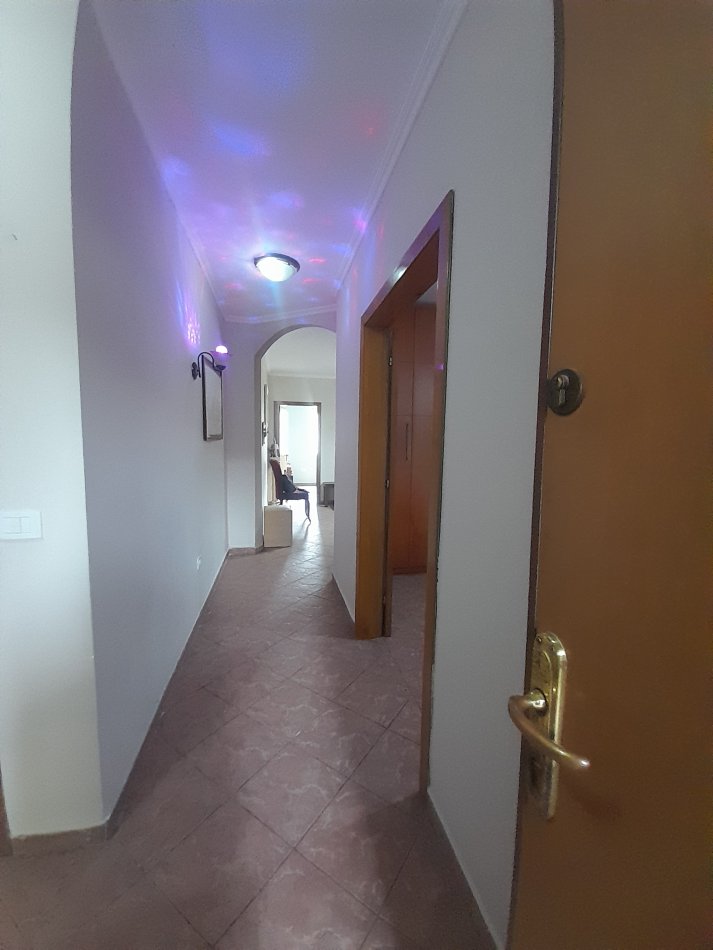 Tirane, jepet me qera apartament 2+1+Ballkon Kati 3, 87 m² 500 € (Rruga Ferit Xhajko)