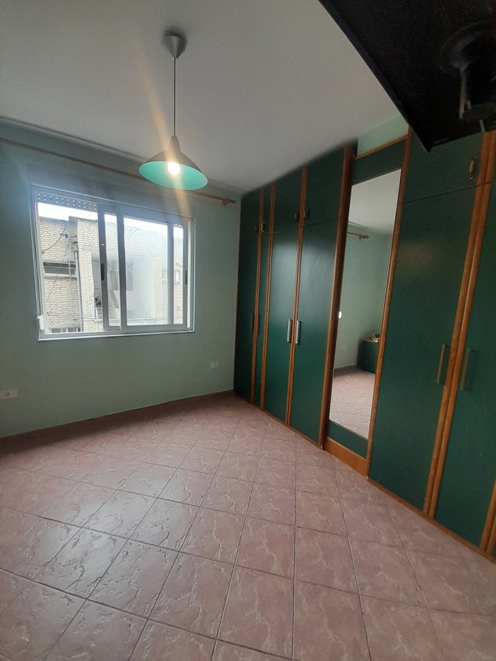Tirane, jepet me qera apartament 2+1+Ballkon Kati 3, 87 m² 500 € (Rruga Ferit Xhajko)